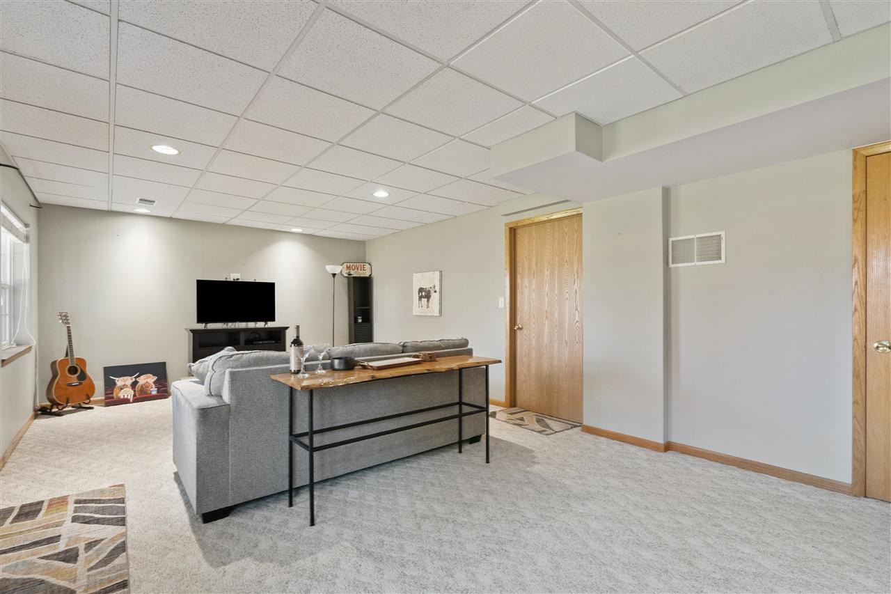 185 Erusha Drive Walford IA 52351