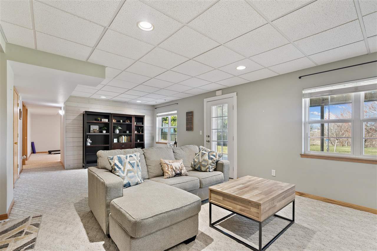 185 Erusha Drive Walford IA 52351