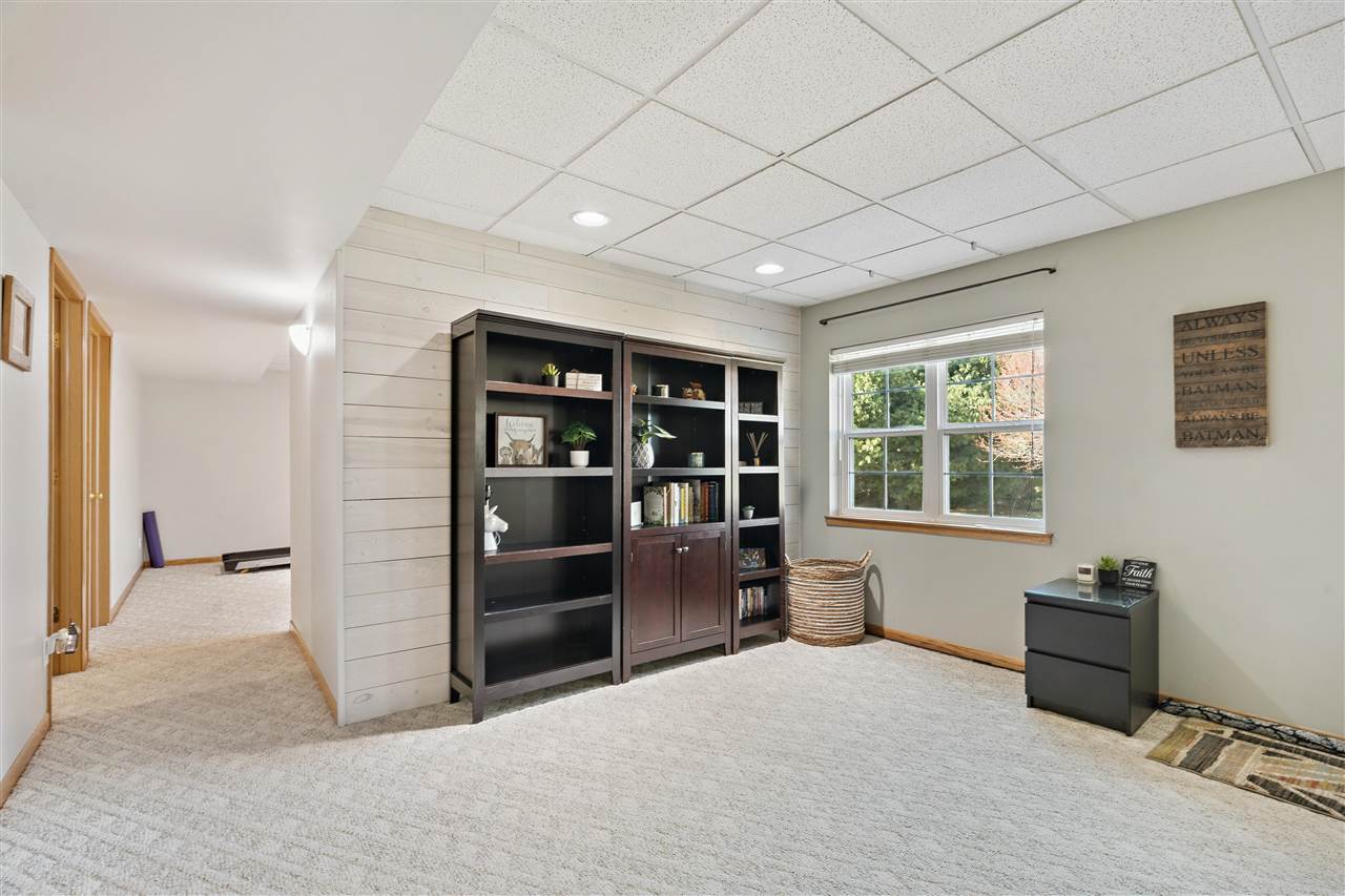 185 Erusha Drive Walford IA 52351