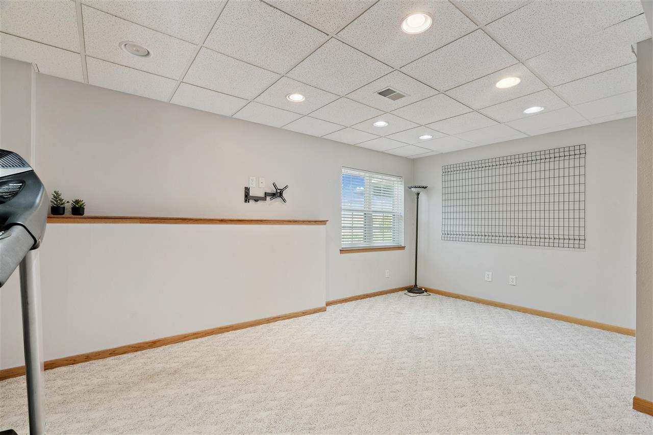 185 Erusha Drive Walford IA 52351