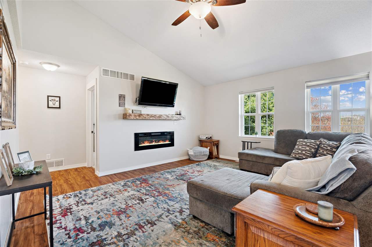 185 Erusha Drive Walford IA 52351
