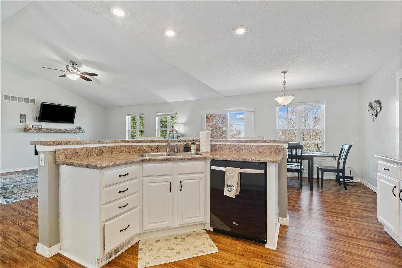 185 Erusha Drive Walford IA 52351
