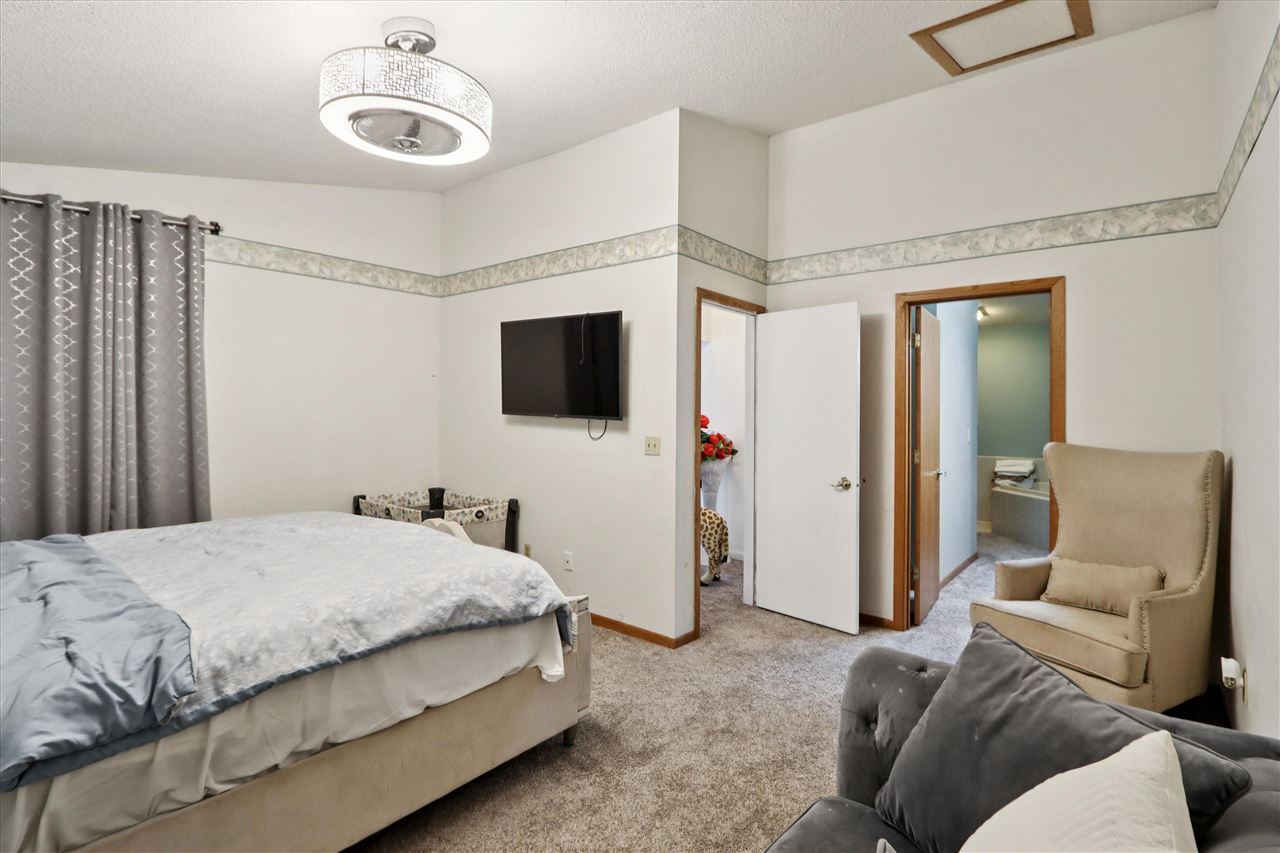 202 Cayman Street Iowa City IA 52245