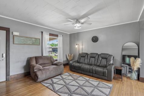 1903 10th Avenue Belle Plaine IA 52208