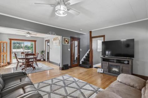 1903 10th Avenue Belle Plaine IA 52208