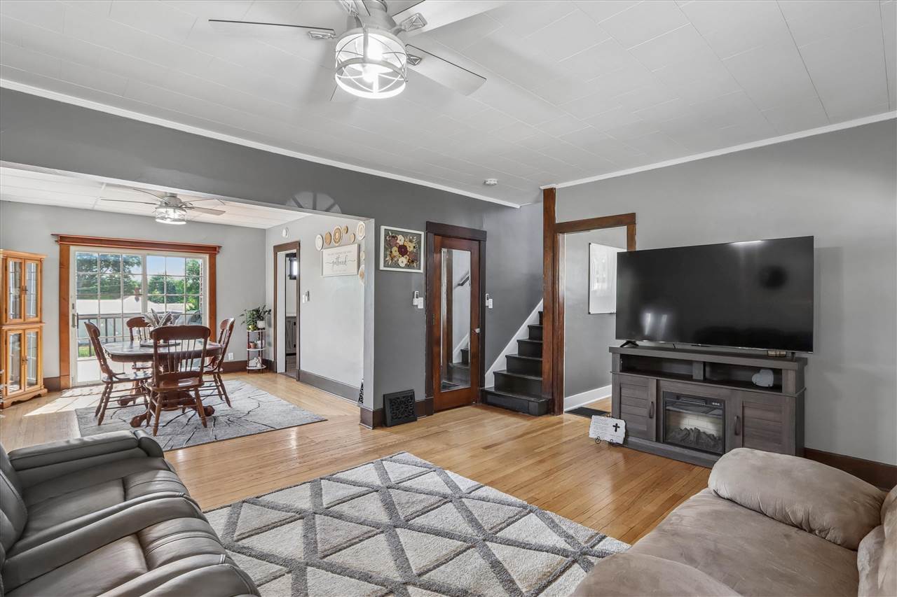 1903 10th Avenue Belle Plaine IA 52208