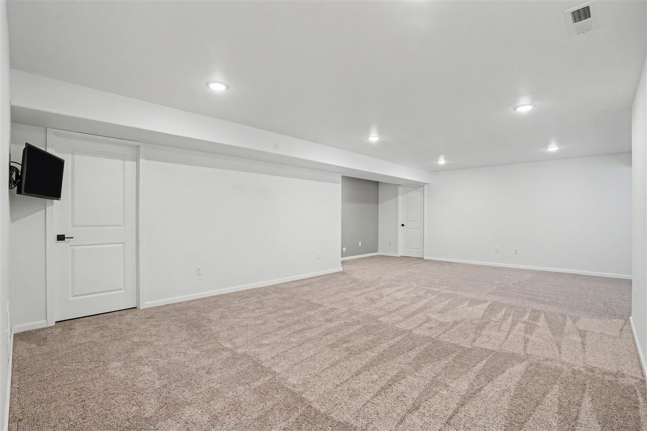 565 Dakota Avenue Tiffin IA 52340
