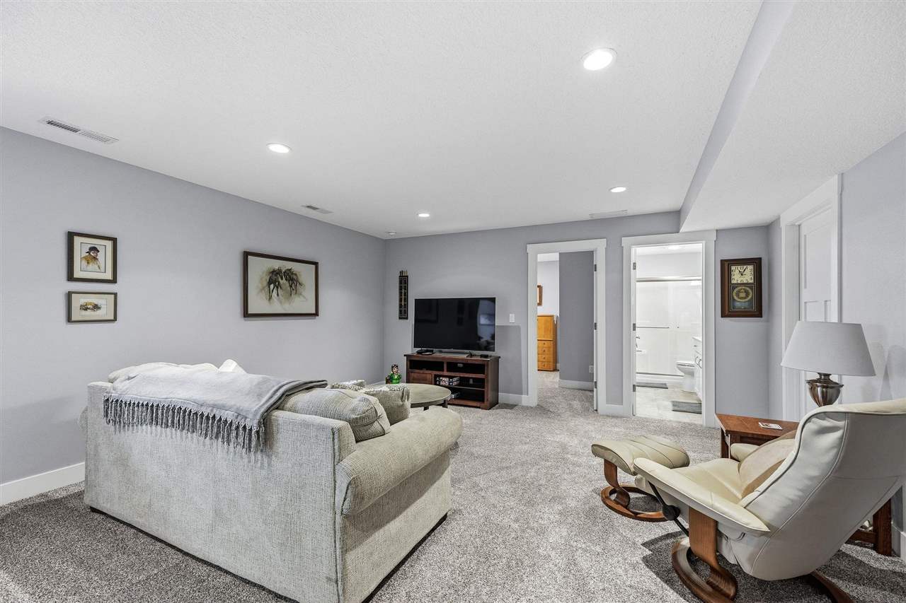 3040 Sunflower Street Ely IA 52227