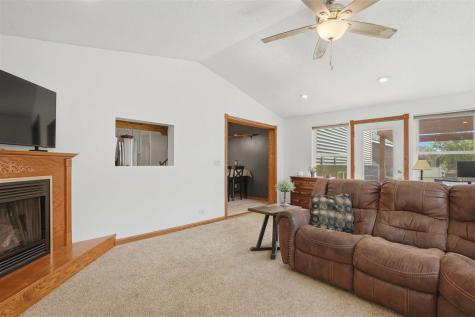 307 W Goldfinch Drive Tiffin IA 52340