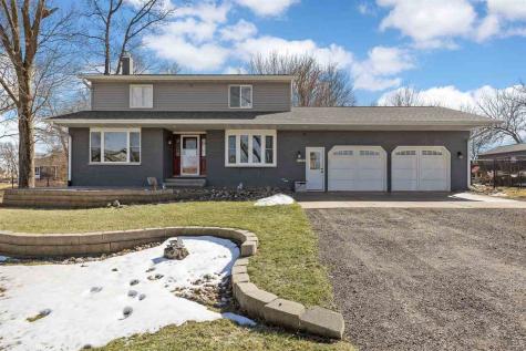 1105 Maple Street Robins IA 52328