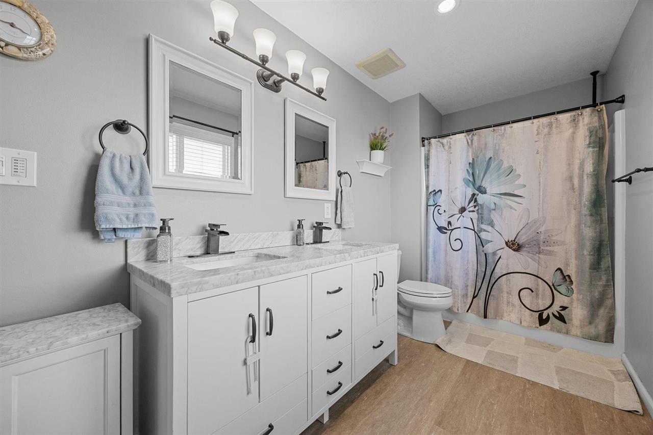 1105 Maple Street Robins IA 52328