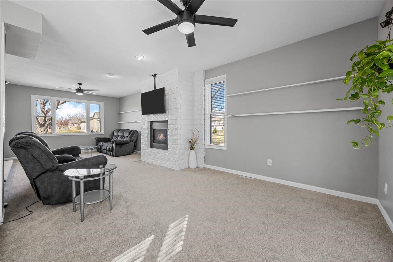 1105 Maple Street Robins IA 52328