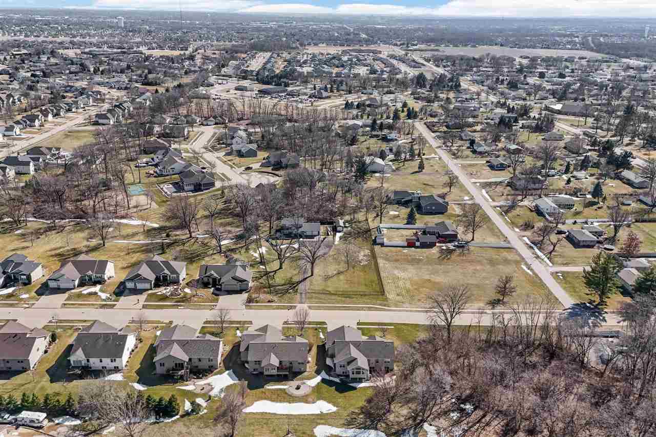 1105 Maple Street Robins IA 52328