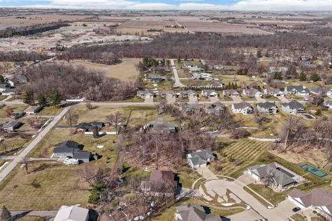 1105 Maple Street Robins IA 52328