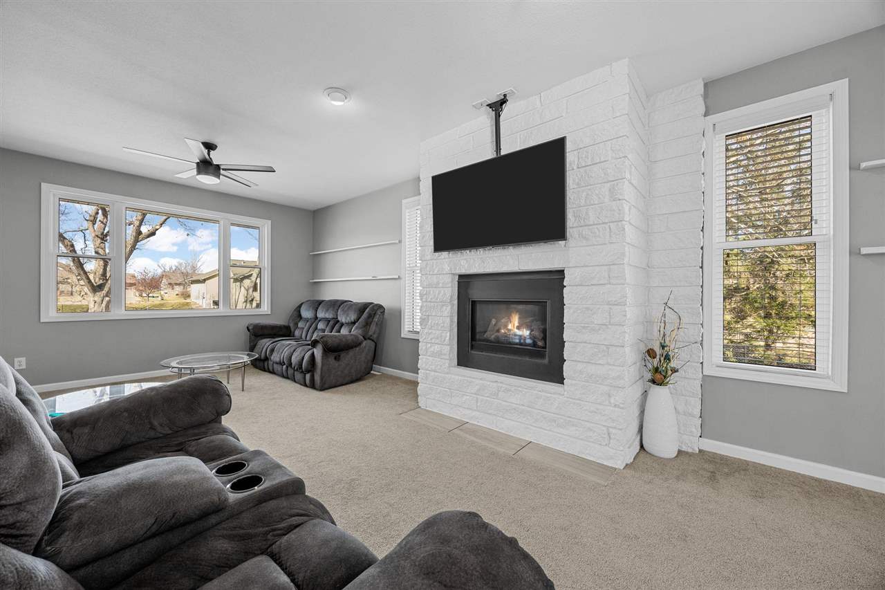 1105 Maple Street Robins IA 52328