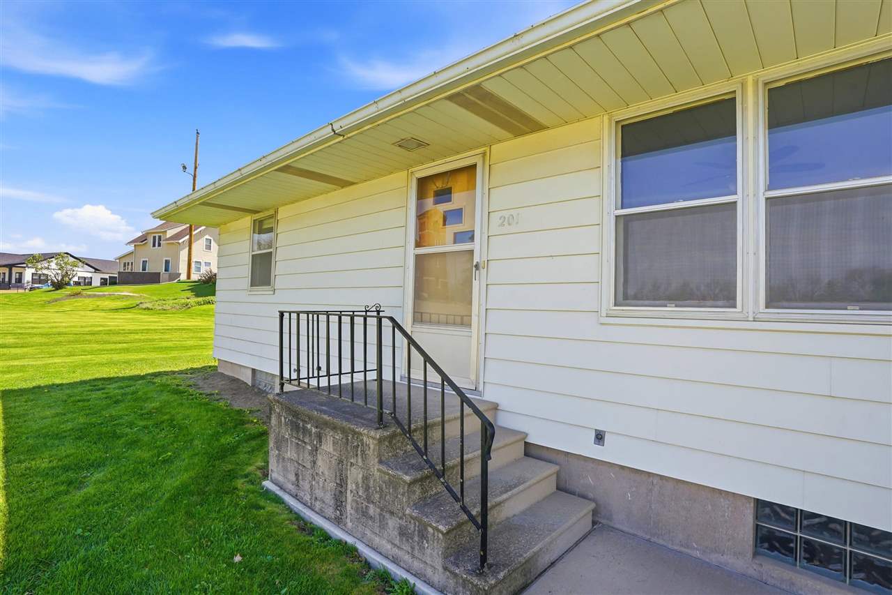 201 3rd Street Victor IA 52347
