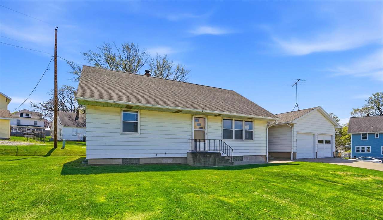 201 3rd Street Victor IA 52347