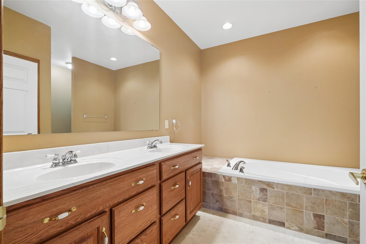 1253 Hillview Court NE Swisher IA 52338