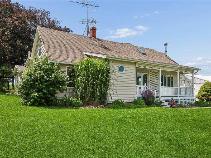 4975 Sharon Center Road SW IA 52240