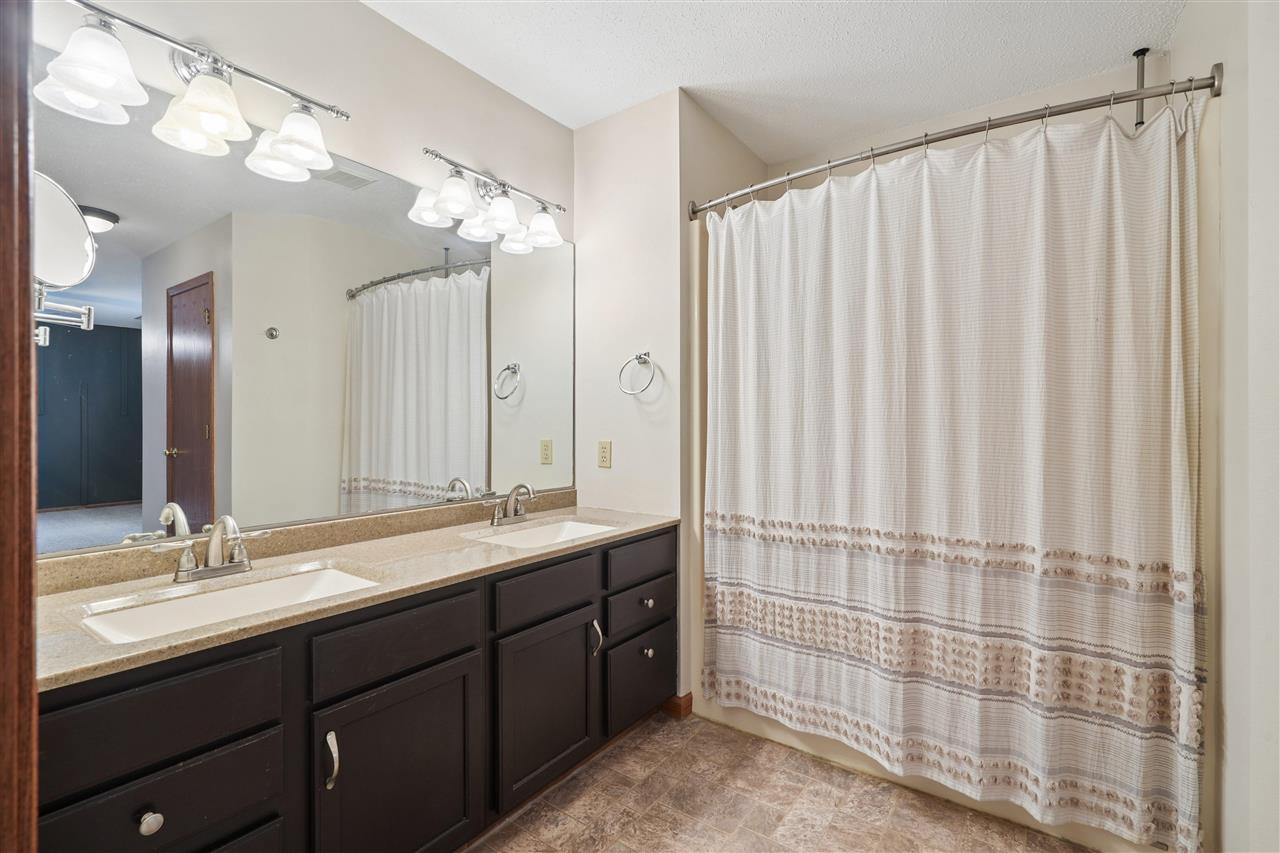 235 N 18th Avenue Hiawatha IA 52233
