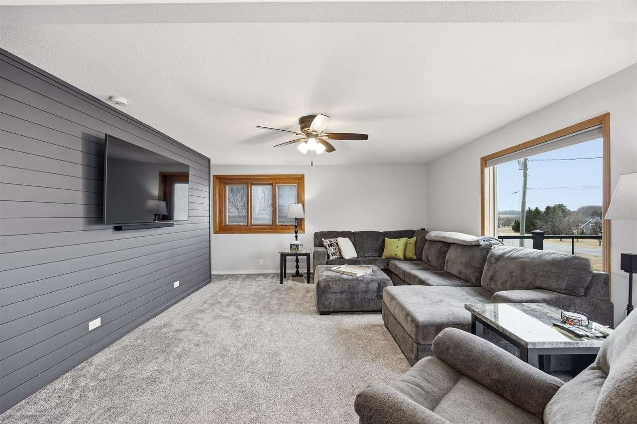 301 Lake View Drive NE Solon IA 52333