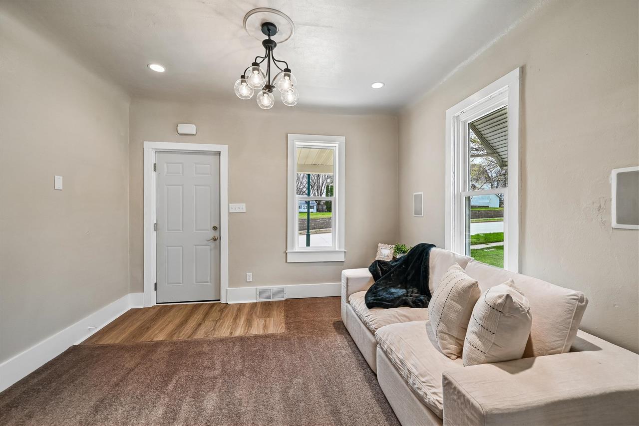 28 W Maple Street Central City IA 52214