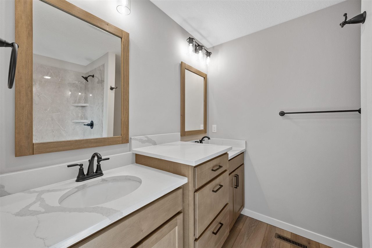 3658 Mclain Way Hiawatha IA 52233