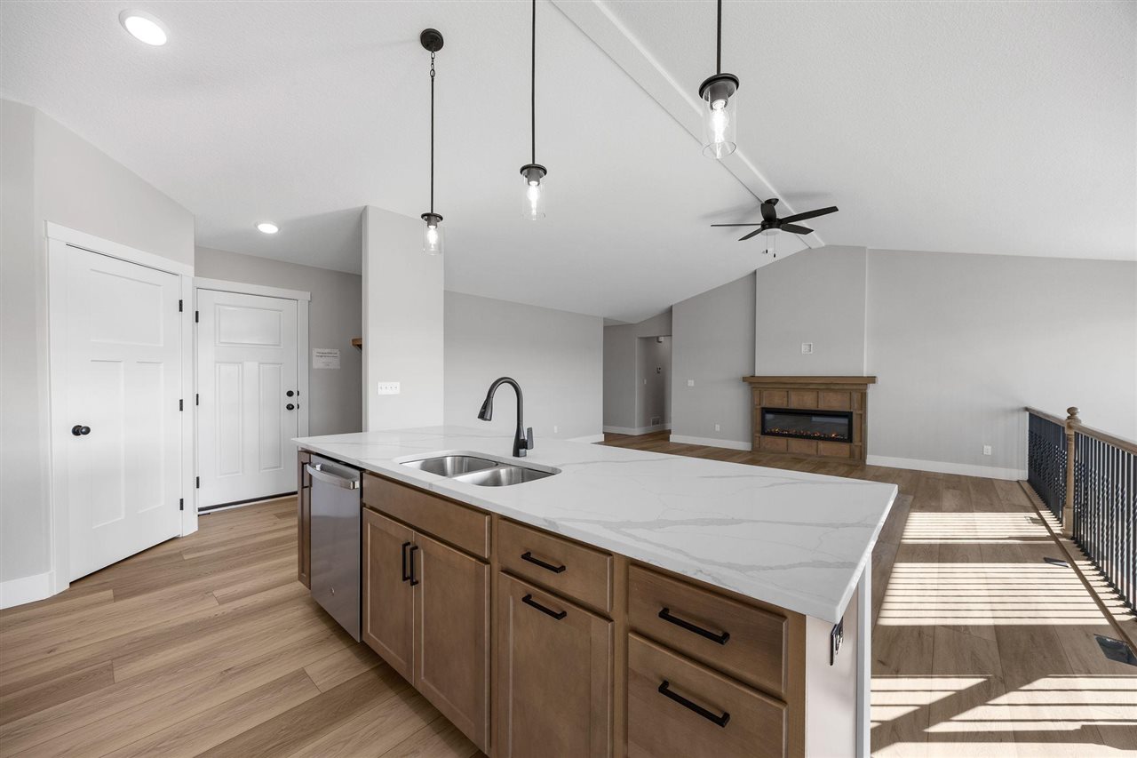 3658 Mclain Way Hiawatha IA 52233