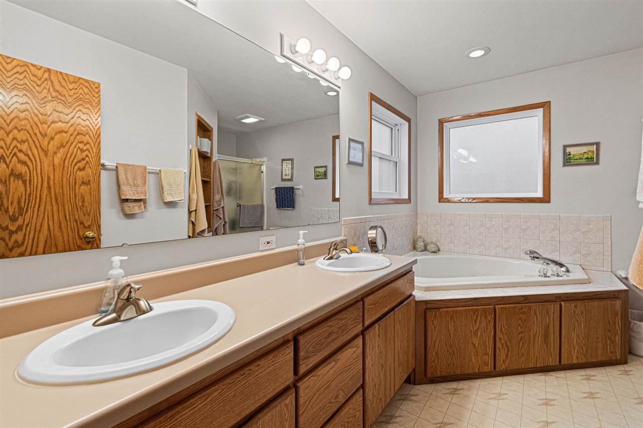 1618 Red Oak Drive Coralville IA 52241
