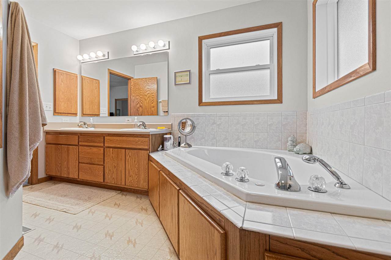 1618 Red Oak Drive Coralville IA 52241