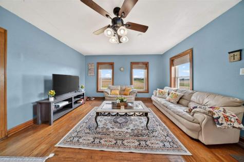 1463 Birkett Avenue West Liberty IA 52776
