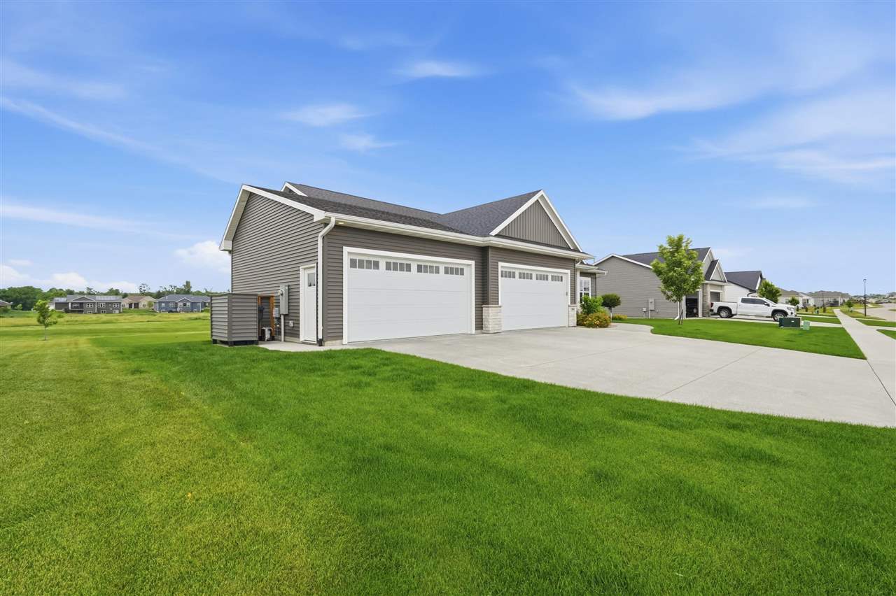 3008 Prairielight Court Hiawatha IA 52233