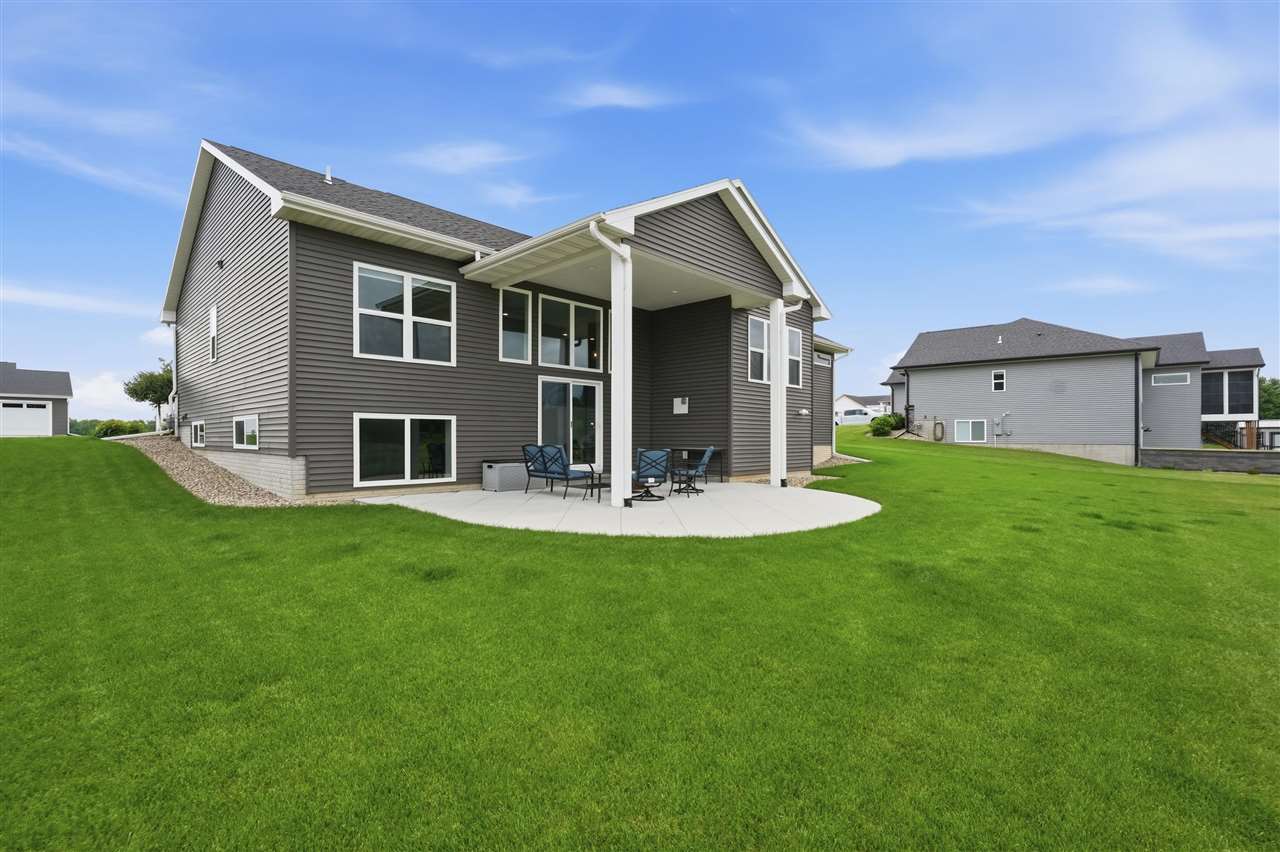 3008 Prairielight Court Hiawatha IA 52233