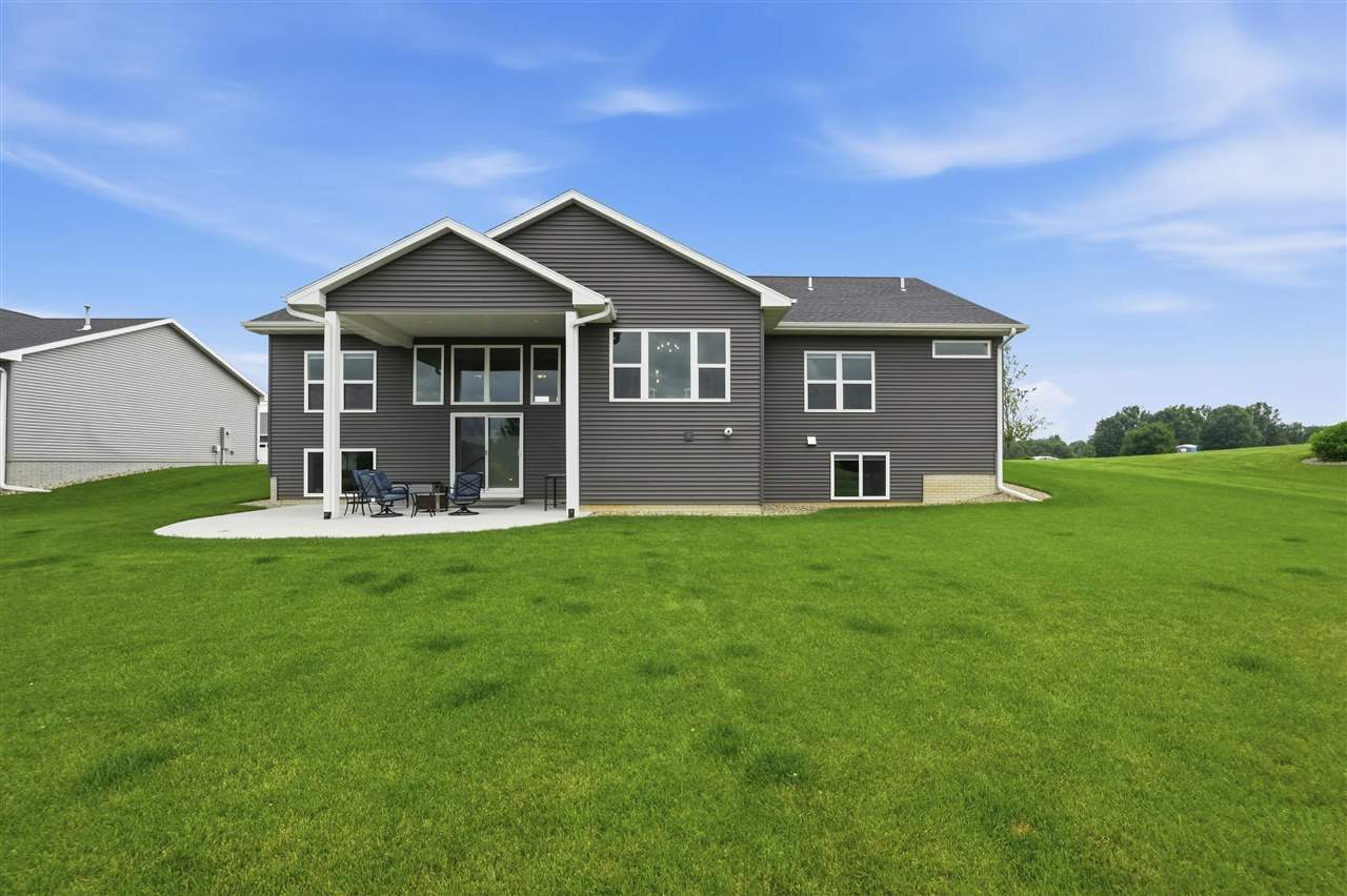 3008 Prairielight Court Hiawatha IA 52233