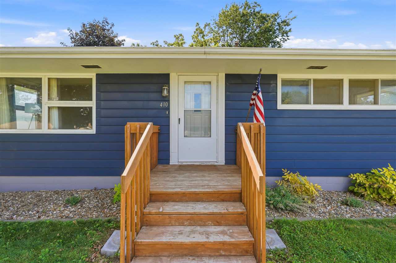 410 N Elm Street Riverside IA 52327