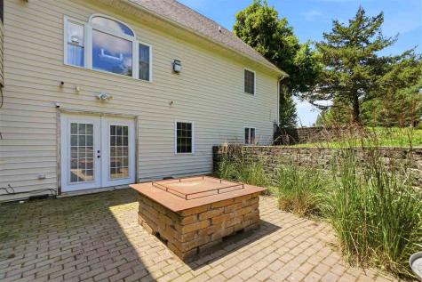 2484 Robbins Court Washington IA 52353