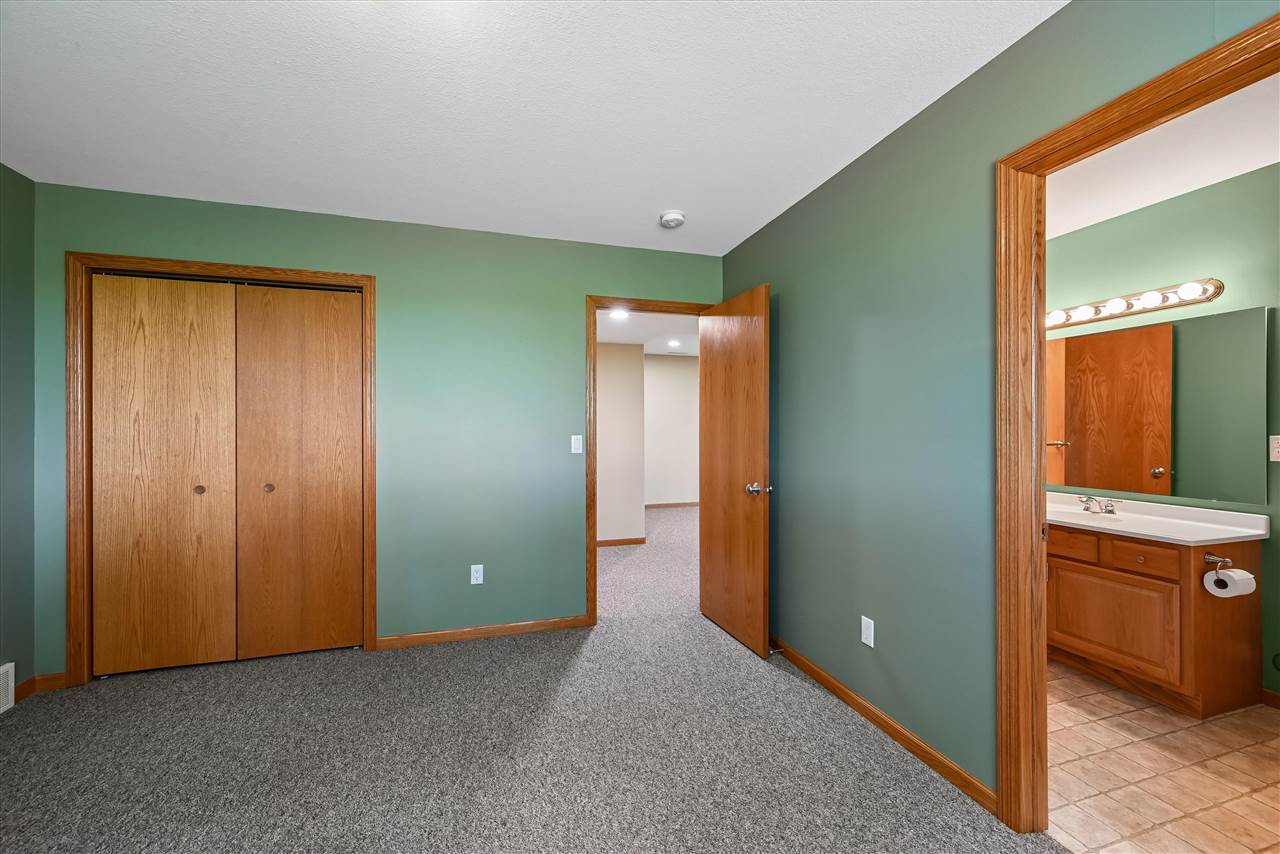 452 Sunset Drive Fairfax IA 52228