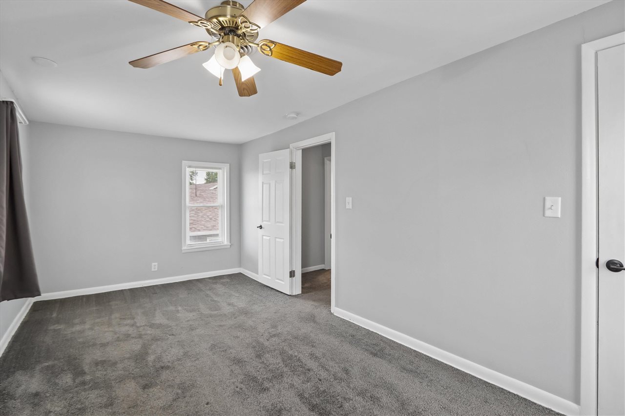 302 W Linn Street Lone Tree IA 52755