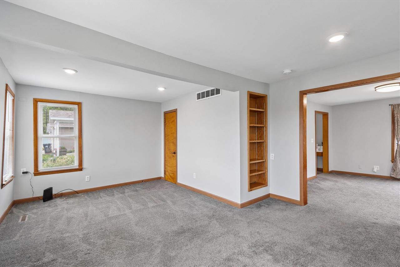 302 W Linn Street Lone Tree IA 52755