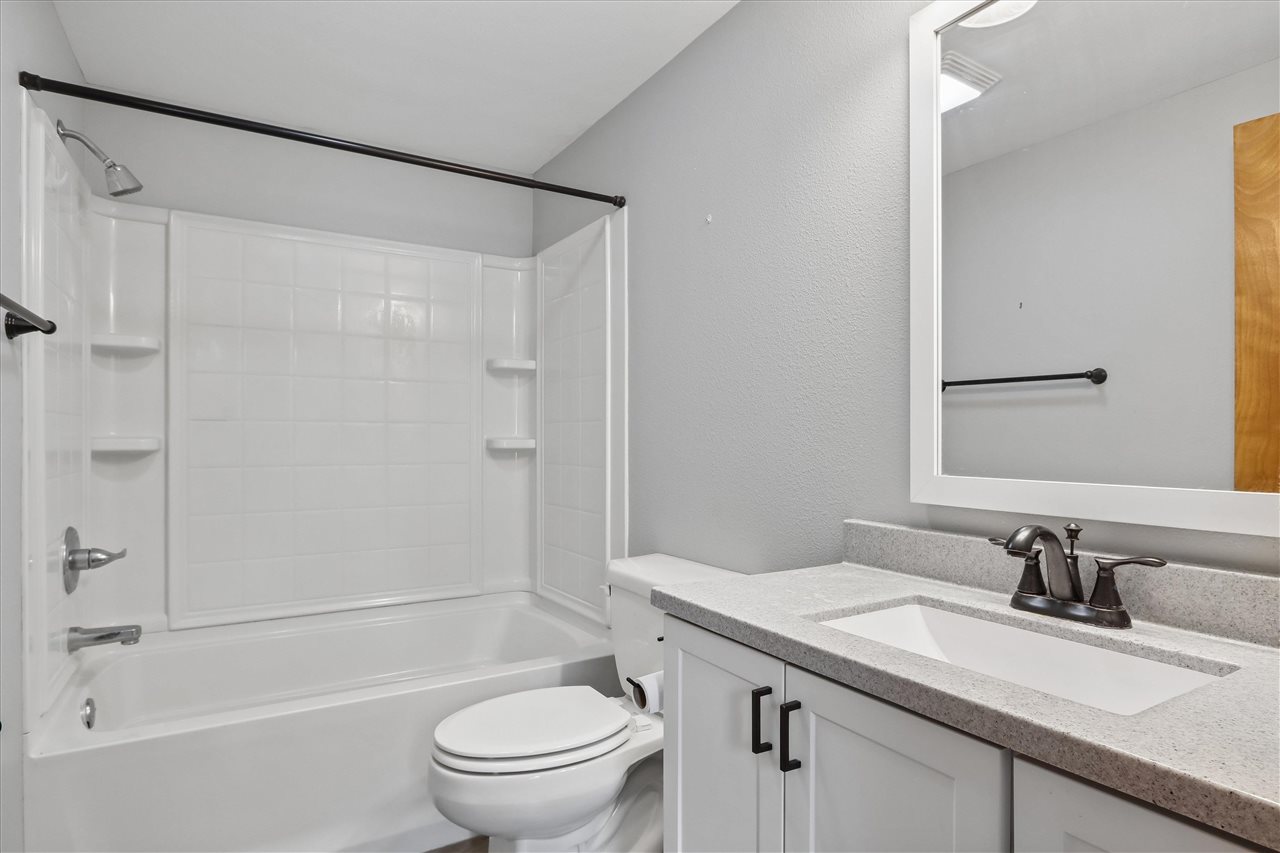 302 W Linn Street Lone Tree IA 52755
