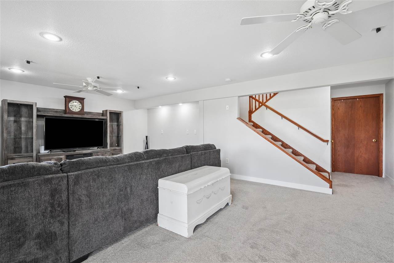 105 6th Avenue W Walford IA 52351
