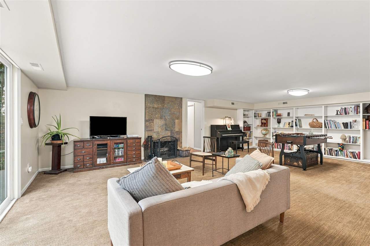 11 Lakeview Drive NE Iowa City IA 52240