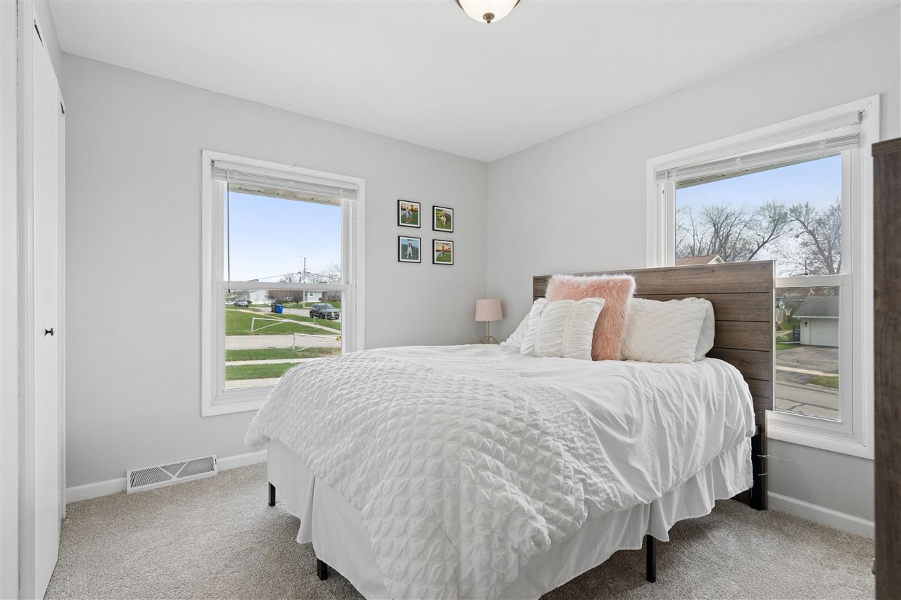 6016 Sharon Lane NW Cedar Rapids IA 52405
