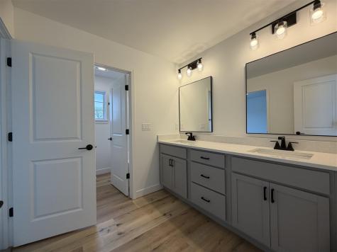 1306 E Gable Way Tiffin IA 52340