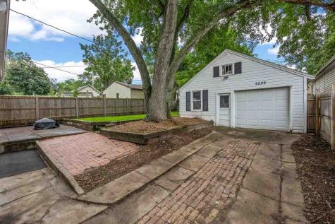 2229 Meadowbrook Drive SE Cedar Rapids IA 52403