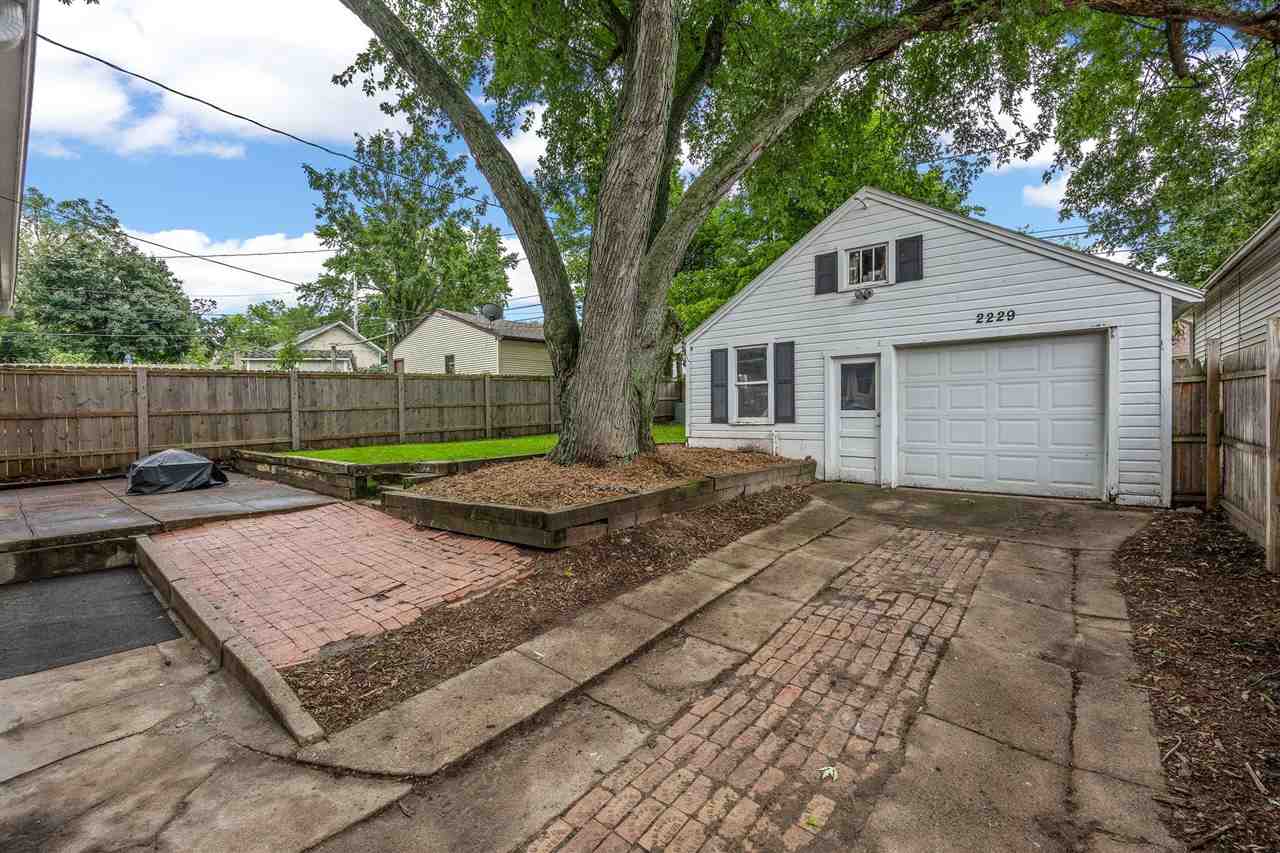 2229 Meadowbrook Drive SE Cedar Rapids IA 52403