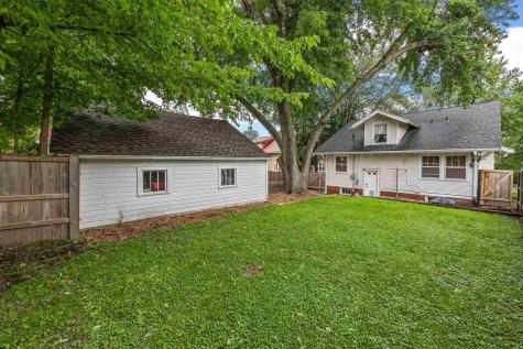 2229 Meadowbrook Drive SE Cedar Rapids IA 52403