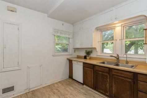 916 Roosevelt Street Iowa City IA 52240