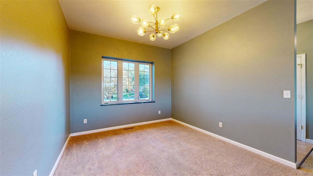 60 Goldfinch Circle Iowa City IA 52245-4120