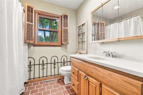 905 Paradise Drive Washington IA 52353